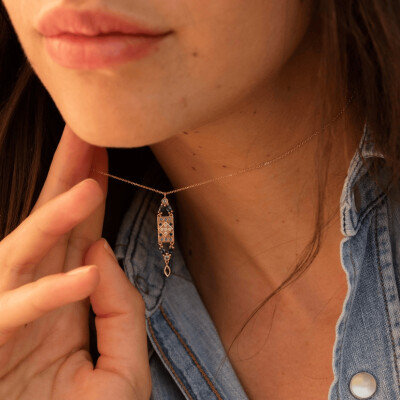 Collier Sophie d'Agon Ava 1 Marine en or jaune, saphirs bleu marine, saphirs bleu ciel et diamants