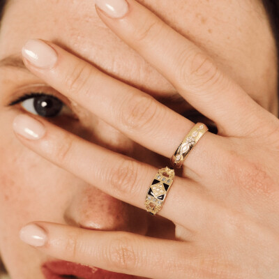 Bague Sophie d'Agon Ava 2 Jaune en or jaune, saphirs jaunes, diamants "Salt & Pepper" et diamants noirs