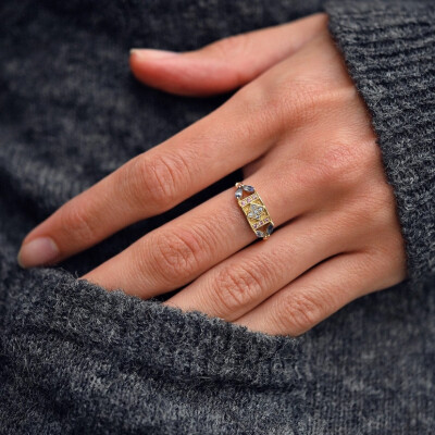 Bague Sophie d'Agon Ava 2 Bleu en or jaune, saphirs bleu clair, saphirs jaunes et saphirs roses