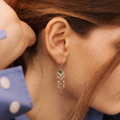 Boucles d'oreilles Sophie d'Agon Ani 2 Verte en or jaune, saphirs jaunes, saphirs cognacs, saphirs bleus, diamants noirs et émeraudes