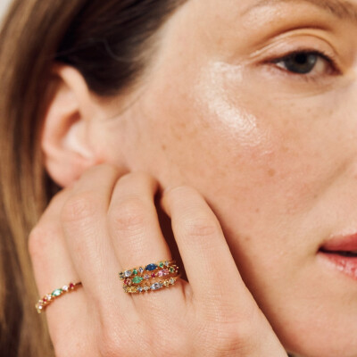 Bague Sophie d’Agon Gaia 2 Givre en or jaune, saphirs bleu ciel, saphirs jaunes et diamants « salt and pepper »