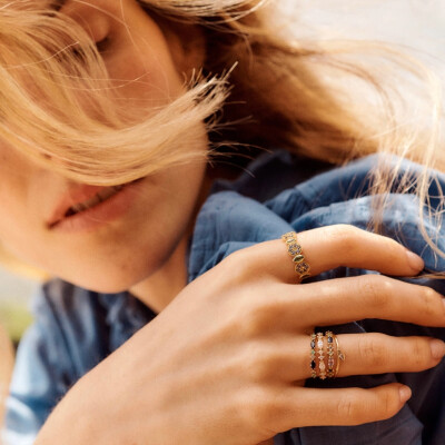 Bague Sophie d’Agon Gaia 2 Peacock en or jaune, émeraudes, saphirs bleu marine et diamants salt & pepper.