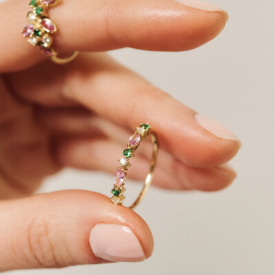 Bague Sophie d'Agon Gaia 2 Pivoine en or jaune, saphirs roses, tsavorites et diamants blancs.