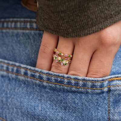 Bague Sophie d'Agon Gaia 2 Pivoine en or jaune, saphirs roses, tsavorites et diamants blancs.
