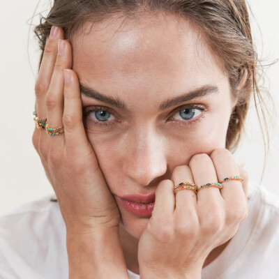 Bague Sophie d’Agon Gaia 3 verte en or jaune, émeraude, saphirs jaunes, saphirs bleu marine et saphirs cognac