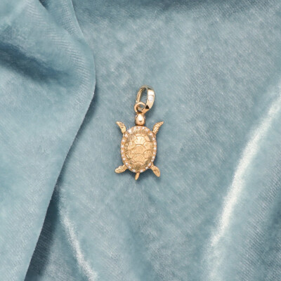 Collier Tityaravy Raf, La Tortue en or jaune et diamants sur chaine 42cm en or jaune