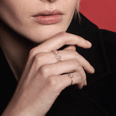 Tityaravy Bopha 1-Flower Ring in Yellow Gold with Diamonds and Colored Sapphires