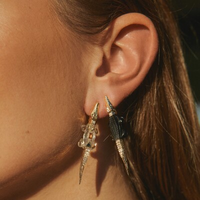 Bibi van der Velden Alligator Pop Art single earring in yellow gold, white quartz, tsavorites, and blue, orange, and yellow sapphires.