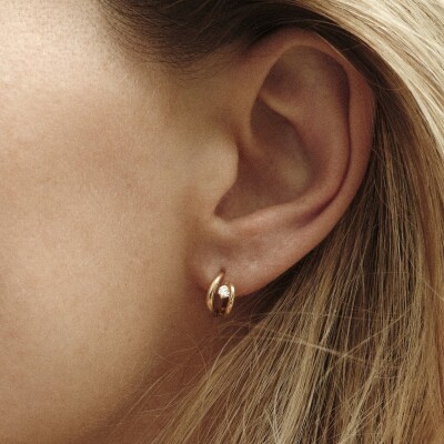 Mono boucle d'oreille Charlotte CHESNAIS créole Serti Sculpté (gauche) en or jaune et diamants