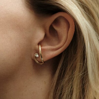 Mono boucle Charlotte CHESNAIS Inner Serti Sculpté (gauche) en or jaune et diamants