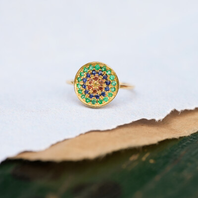 Sophie d'Agon Yellowstone 1 Verte ring in yellow gold, emeralds, navy blue sapphires, cognac sapphires and yellow sapphire
