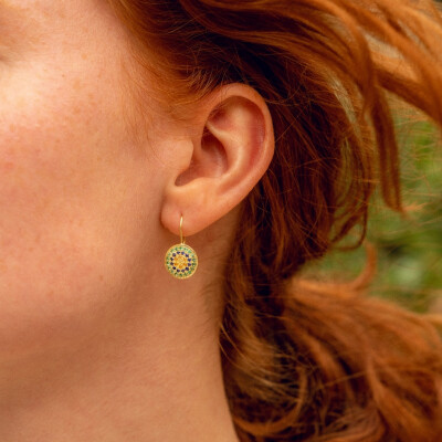 Sophie d'Agon Yellowstone 3 Green Earrings in yellow gold, featuring emeralds, navy blue sapphires, cognac sapphires, and a yellow sapphire.