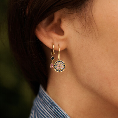 Sophie d'Agon Yellowstone 3 Blue Earrings in yellow gold, featuring navy blue sapphires, sky blue sapphires, and pink sapphires.