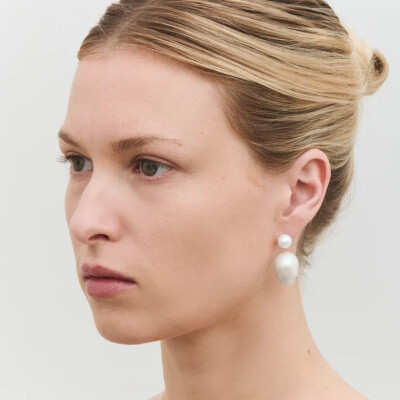 Boucles d'oreilles Sophie Bille Brahe Venus Blanc en or jaune et perles d'eau douce