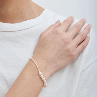 Bracelet Sophie Bille Brahe Petite Peggy en or jaune et perles d'eau douce