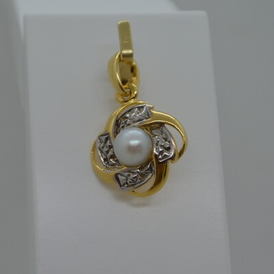 Pendentif perle blanche / Trèfle