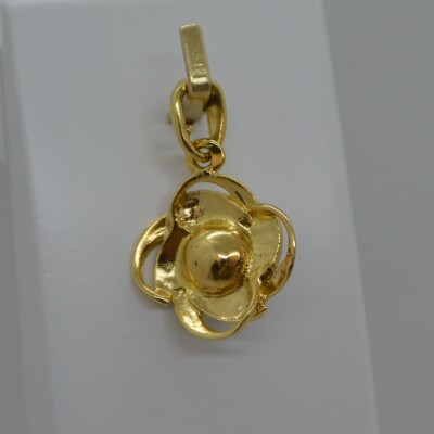 Pendentif perle blanche / Trèfle