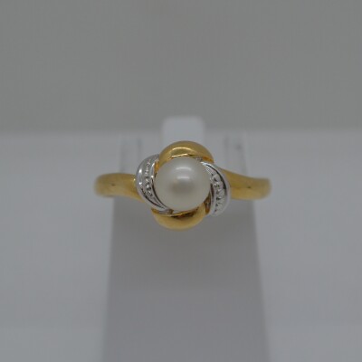 Bague perle blanche motif trèfle