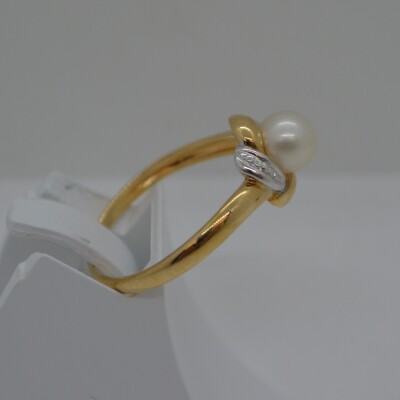 Bague perle blanche motif trèfle
