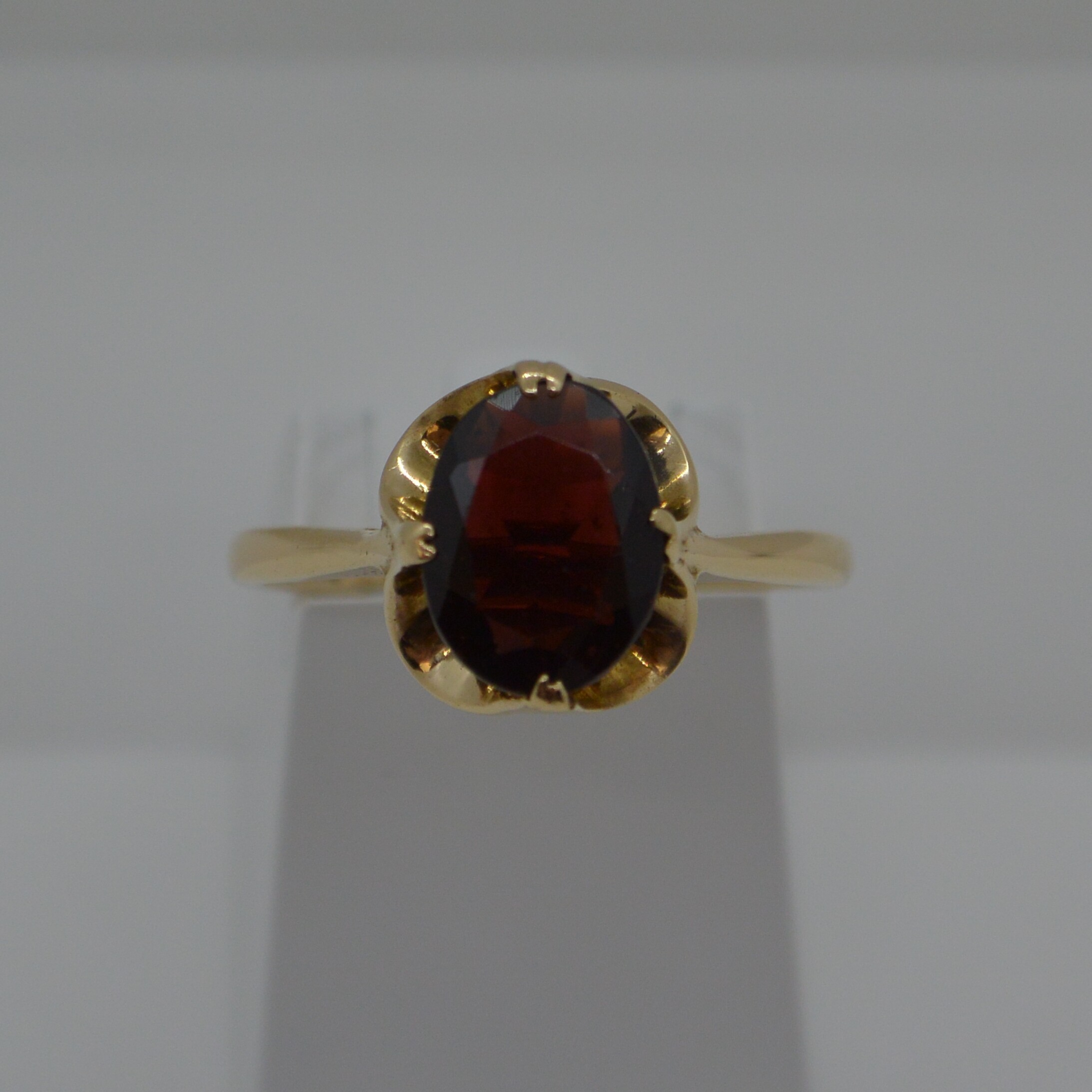 Bague Grenat Ovale or jaune vue 1
