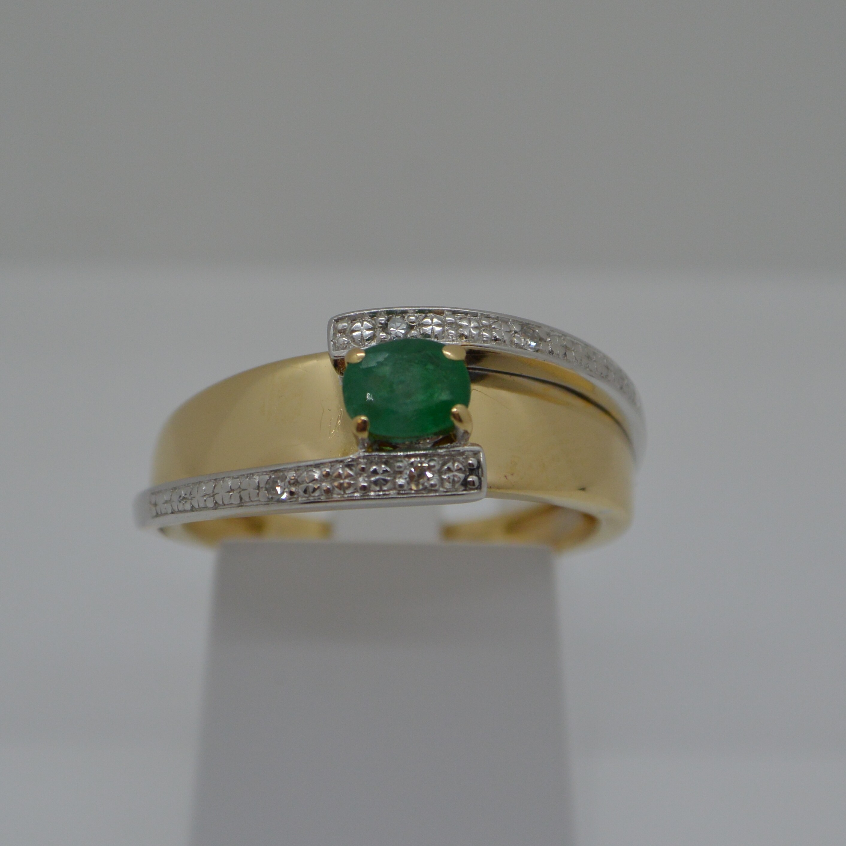 Bague Emeraude et Diamants vue 1