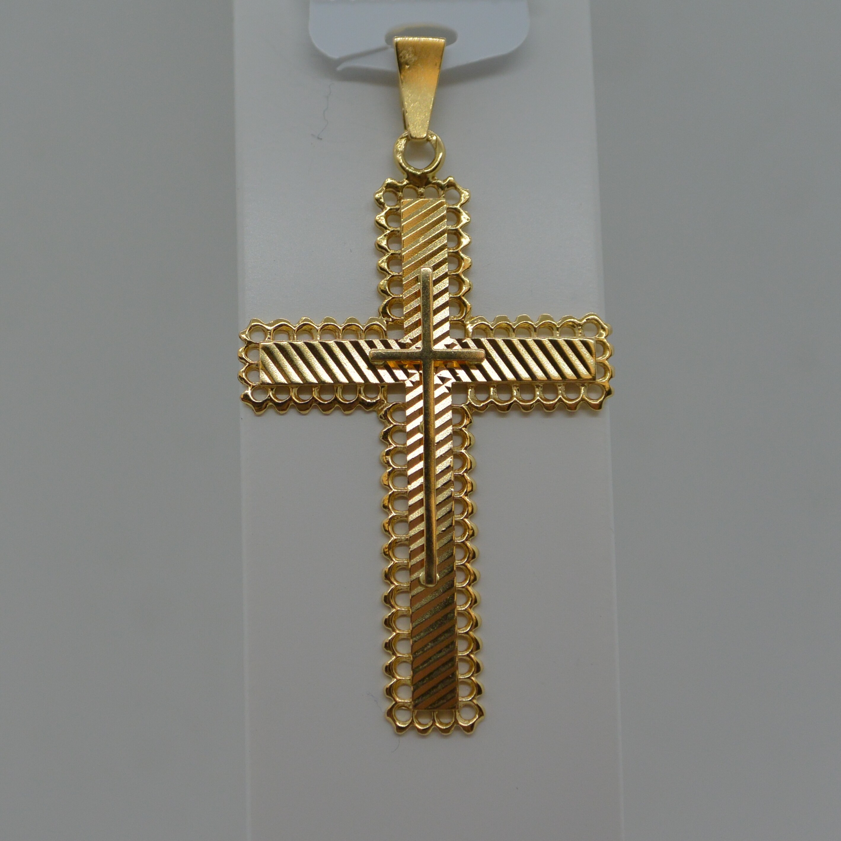 Pendentif Croix entourage Dentelle