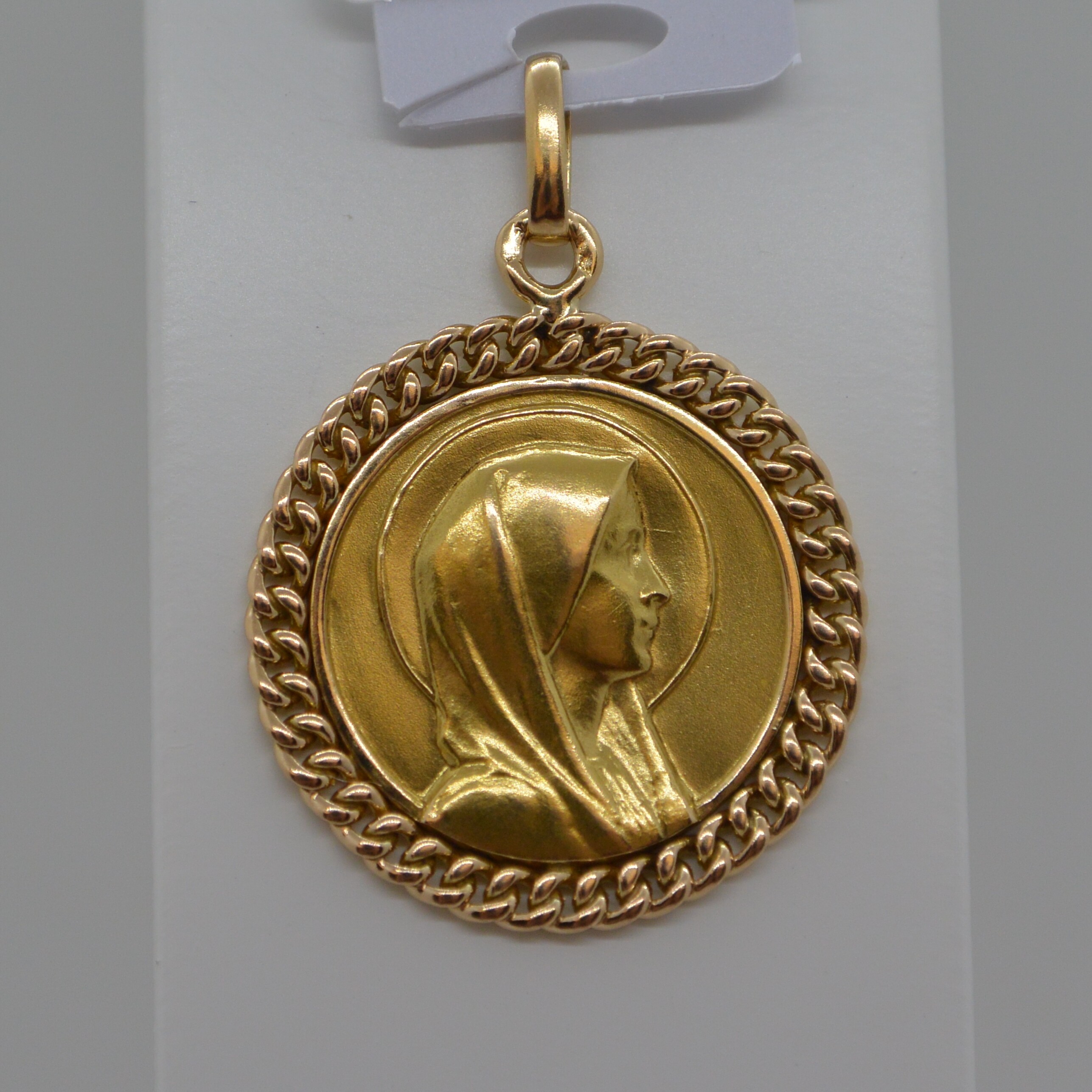 Médaille Vierge entourage dentelle vue 1