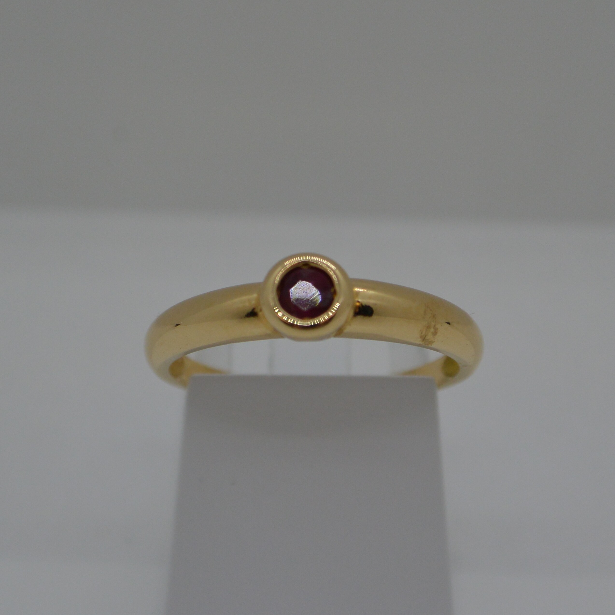 Bague Rubis Serti Clos vue 1