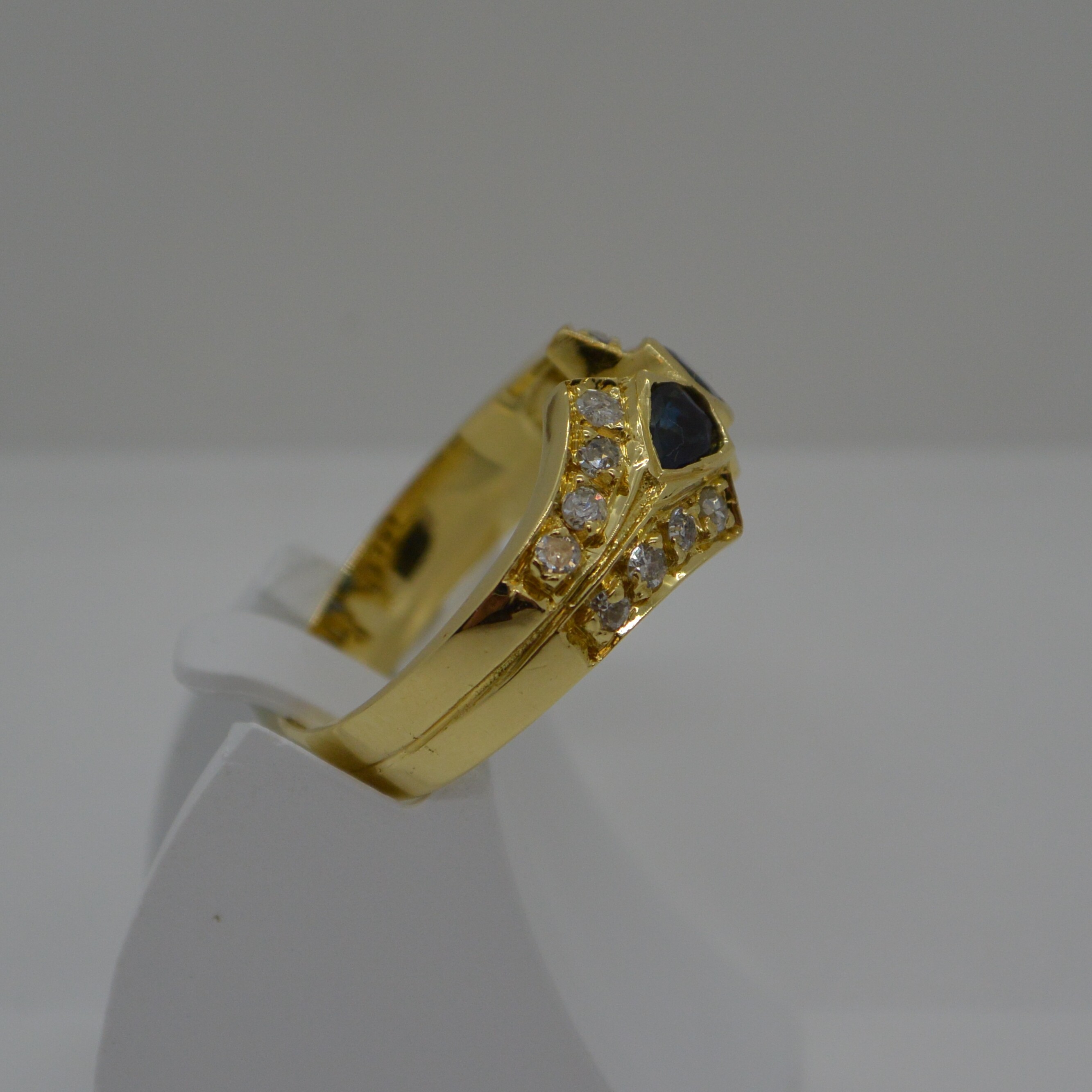 Bague Saphirs Poires et Diamants vue 2