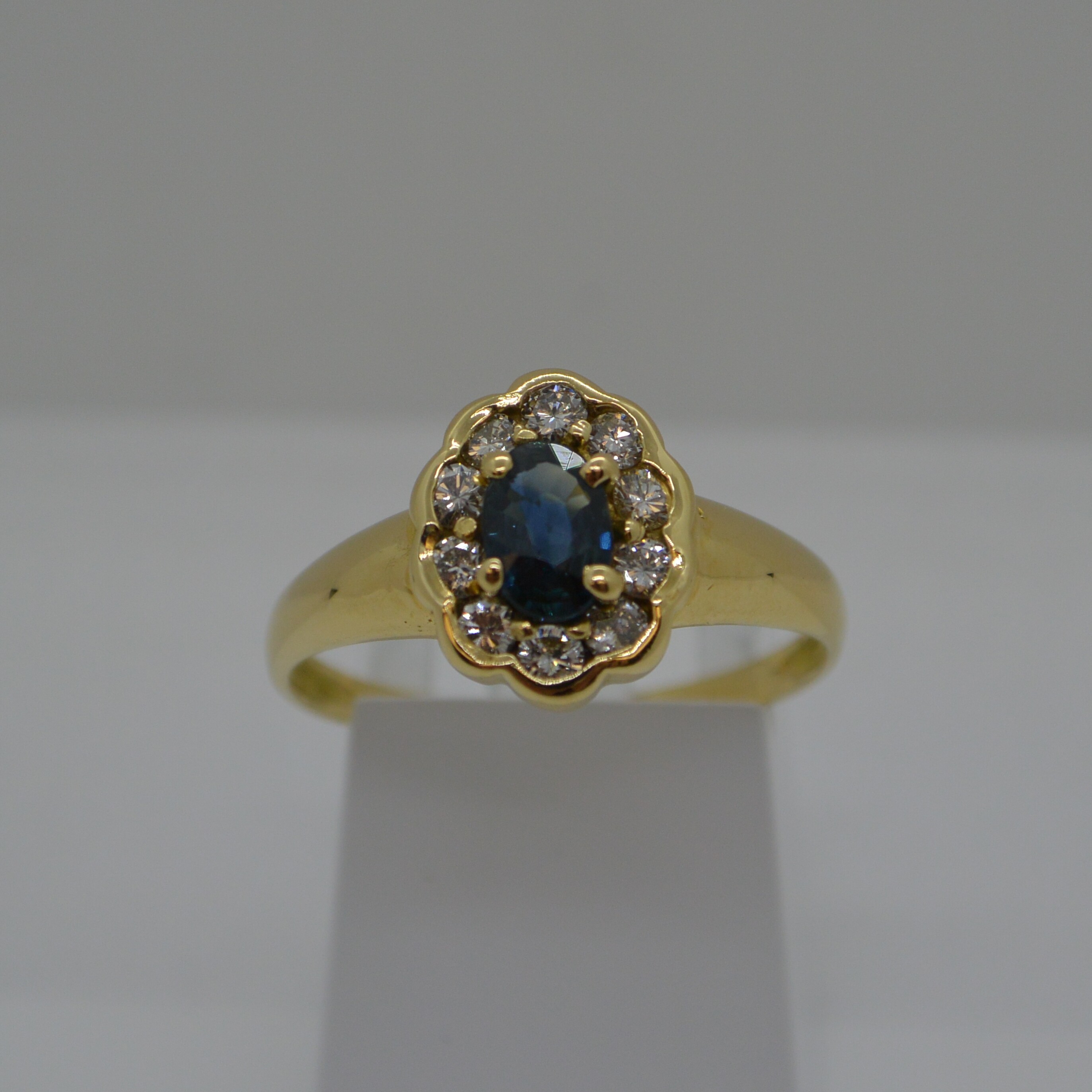 Bague Saphir Entourage Diamants vue 1