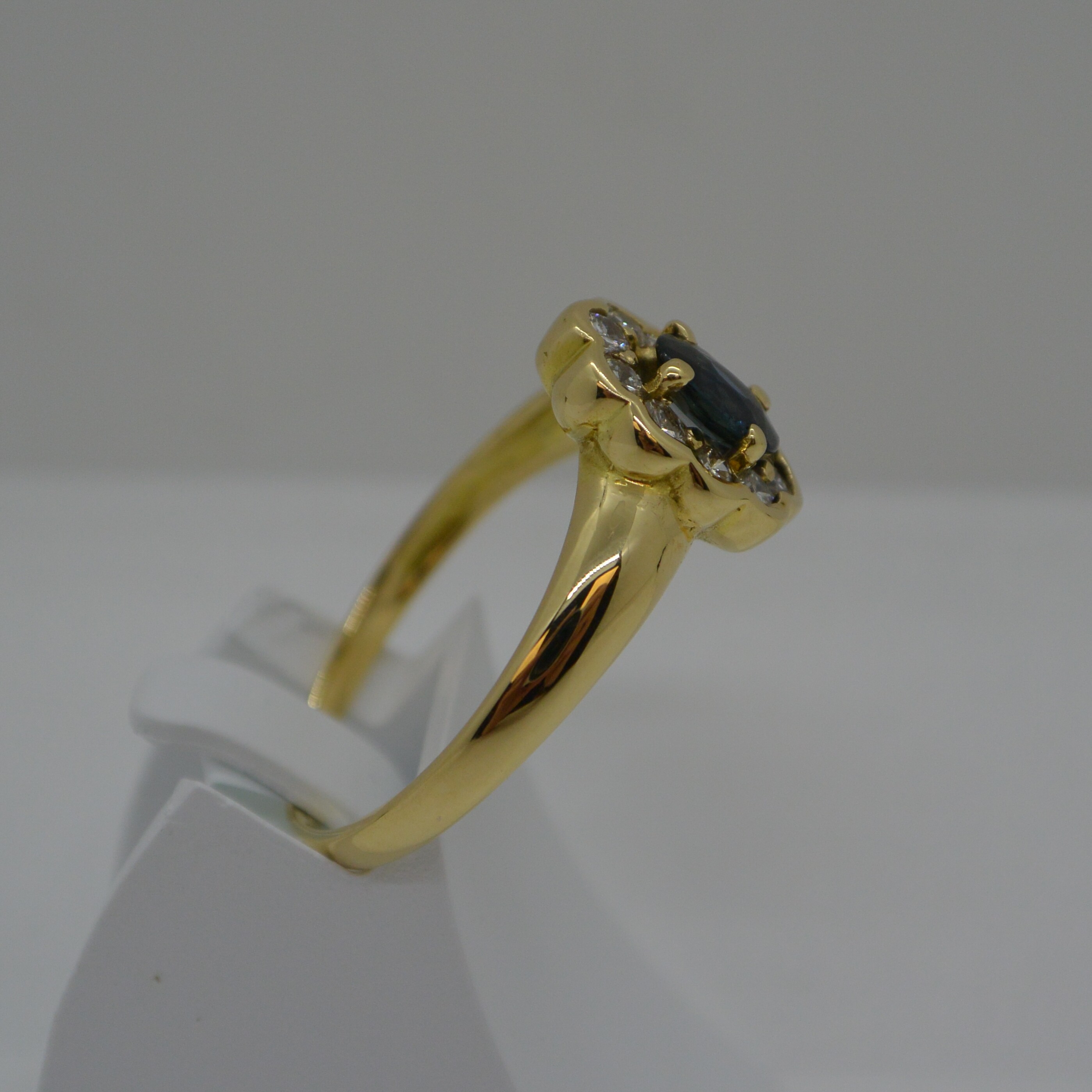 Bague Saphir Entourage Diamants vue 2