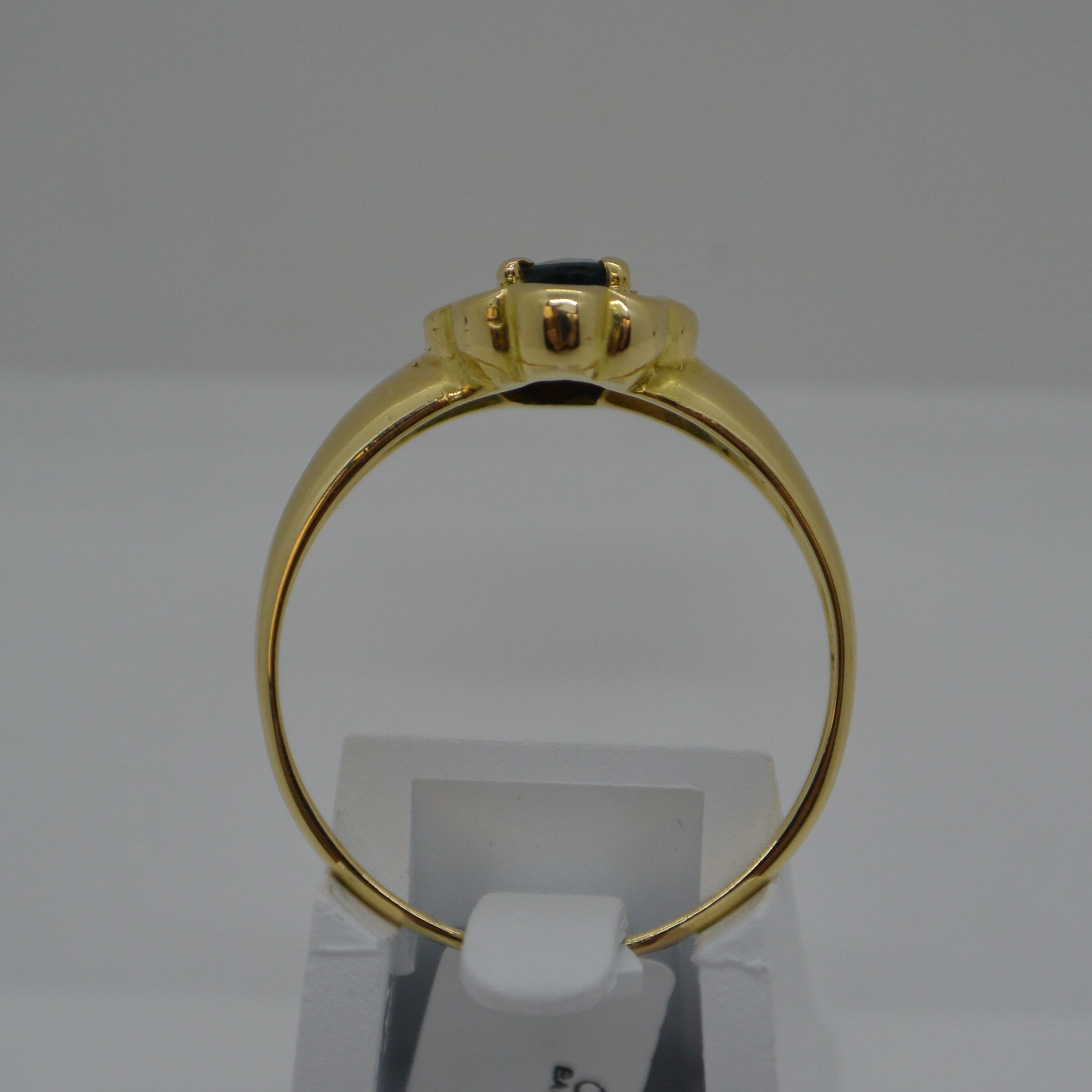 Bague Saphir Entourage Diamants vue 3