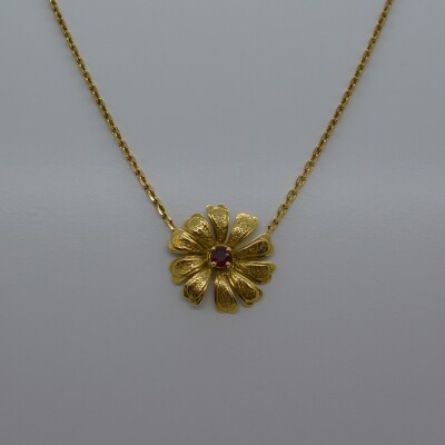 Collier Fleur Centre Rubis