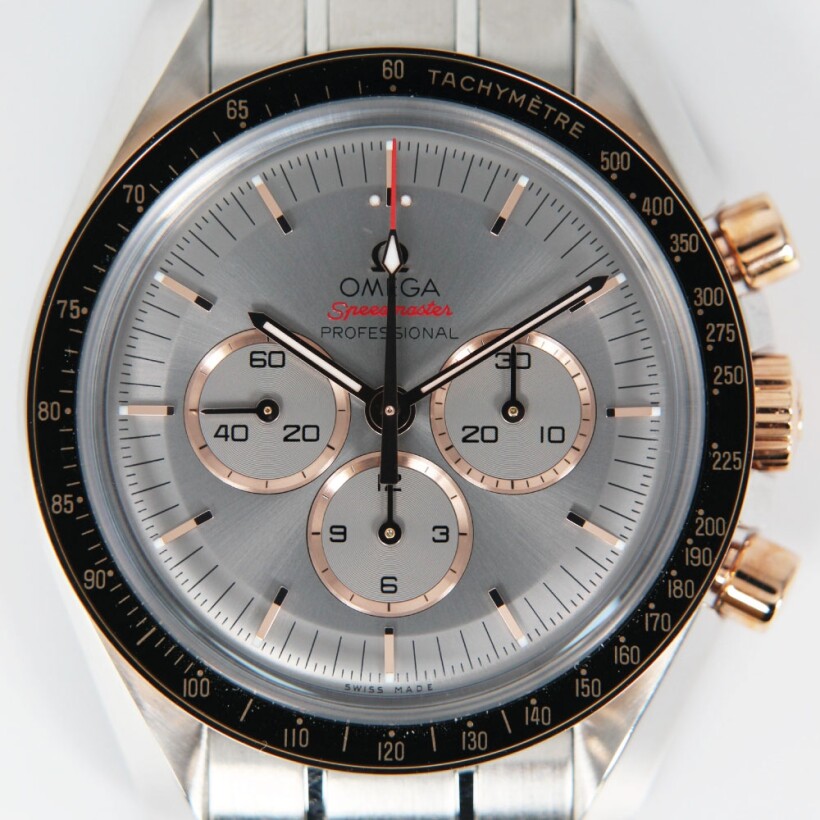 Montre Omega Speedmaster Green Bezel Jeux Olympiques Tokyo 2020 mécanique cadran gris bracelet acier 42 mm