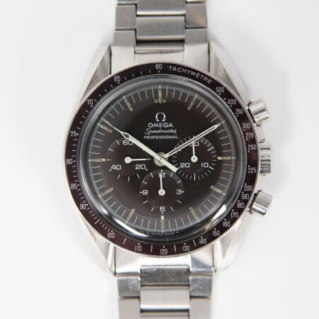 Montre Omega Speedmaster Moonwatch chocolat mécanique cadran noir bracelet acier 42 mm