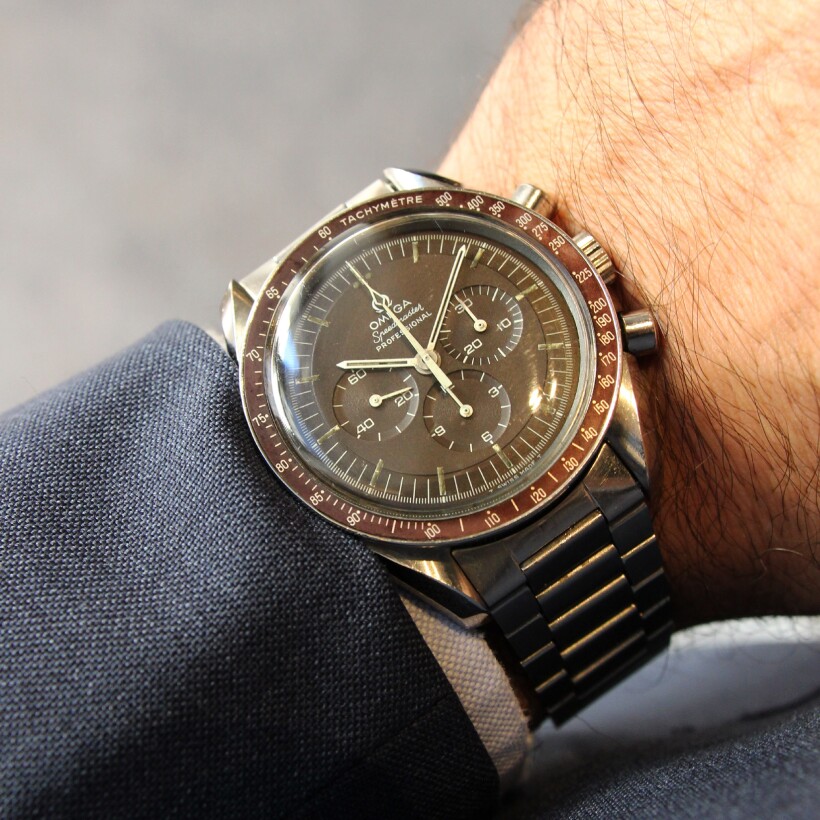 Montre Omega Speedmaster Moonwatch chocolat mécanique cadran noir bracelet acier 42 mm