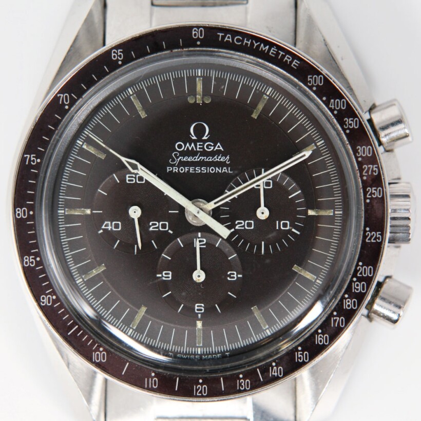 Montre Omega Speedmaster Moonwatch chocolat mécanique cadran noir bracelet acier 42 mm