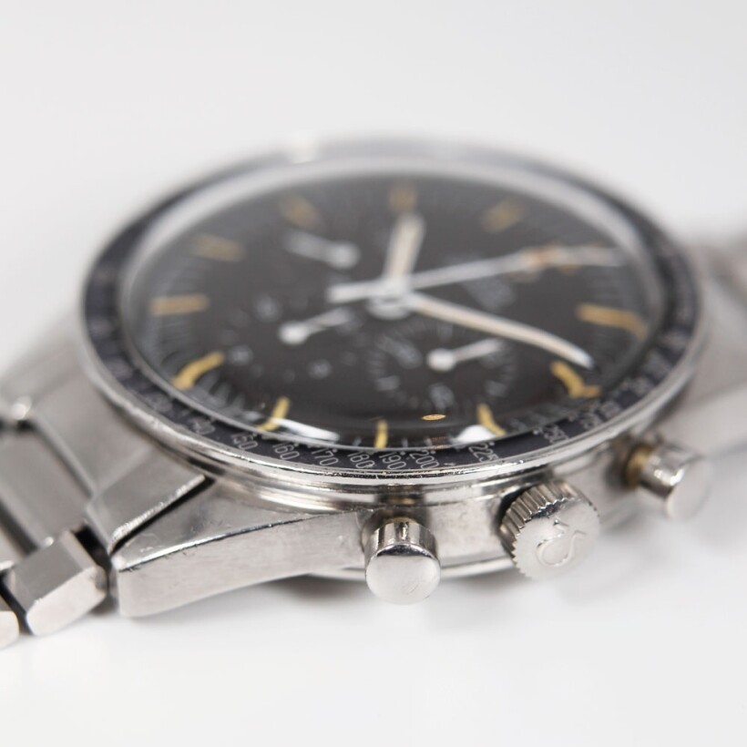 Montre Omega Speedmaster Moonwatch Chronographe cadran noir bracelet acier 40 mm