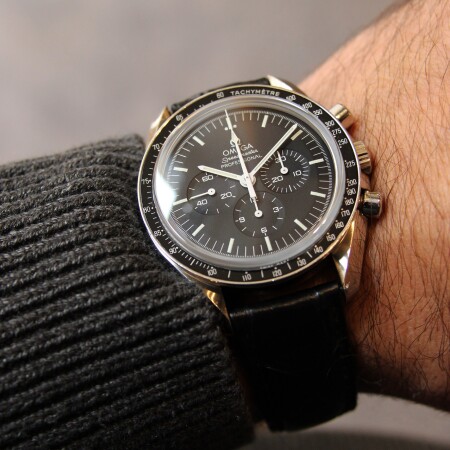 Montre Omega Speedmaster Moonwatch Chronograph 2018 mouvement manuel acier cadran noir bracelet cuir 42mm