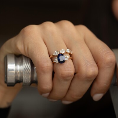 Bague Frojo or rose centre saphir bleu coussin diamants poires