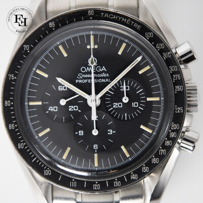 Montre Omega Speedmaster Moonwatch Chronographe cadran noir bracelet acier 40 mm