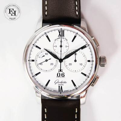 Montre Glashütte Senator Chronographe Date Panorama Flyback automatique cadran vernis blanc bracelet cuir de veau marron 42 mm