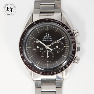 Montre Omega Speedmaster Moonwatch chocolat mécanique cadran noir bracelet acier 42 mm