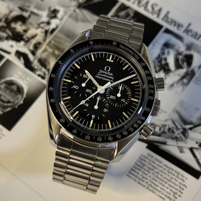 Montre OMEGA Speedmaster Moonwatch « Straight Writing »