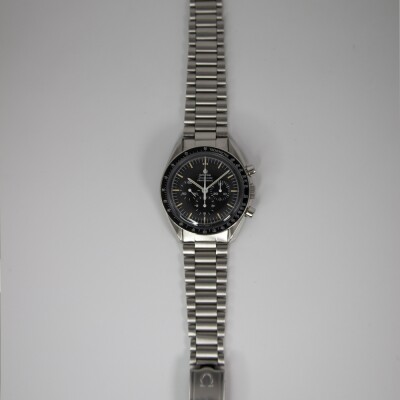 Montre OMEGA Speedmaster Moonwatch « Straight Writing »