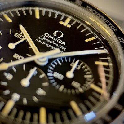 Montre OMEGA Speedmaster Moonwatch « Straight Writing »