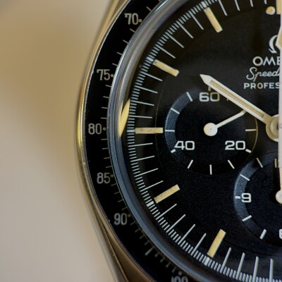 Montre OMEGA Speedmaster Moonwatch « Straight Writing »
