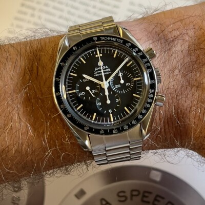 Montre OMEGA Speedmaster Moonwatch « Straight Writing »