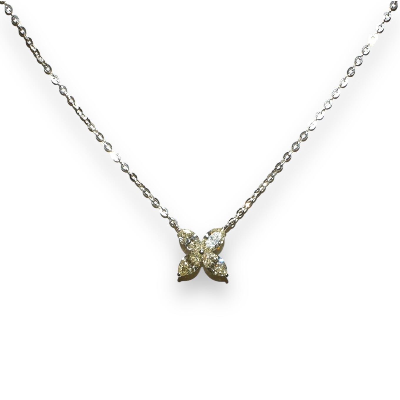 Collier Fleur avec 4 Navettes, Or Blanc Diamants