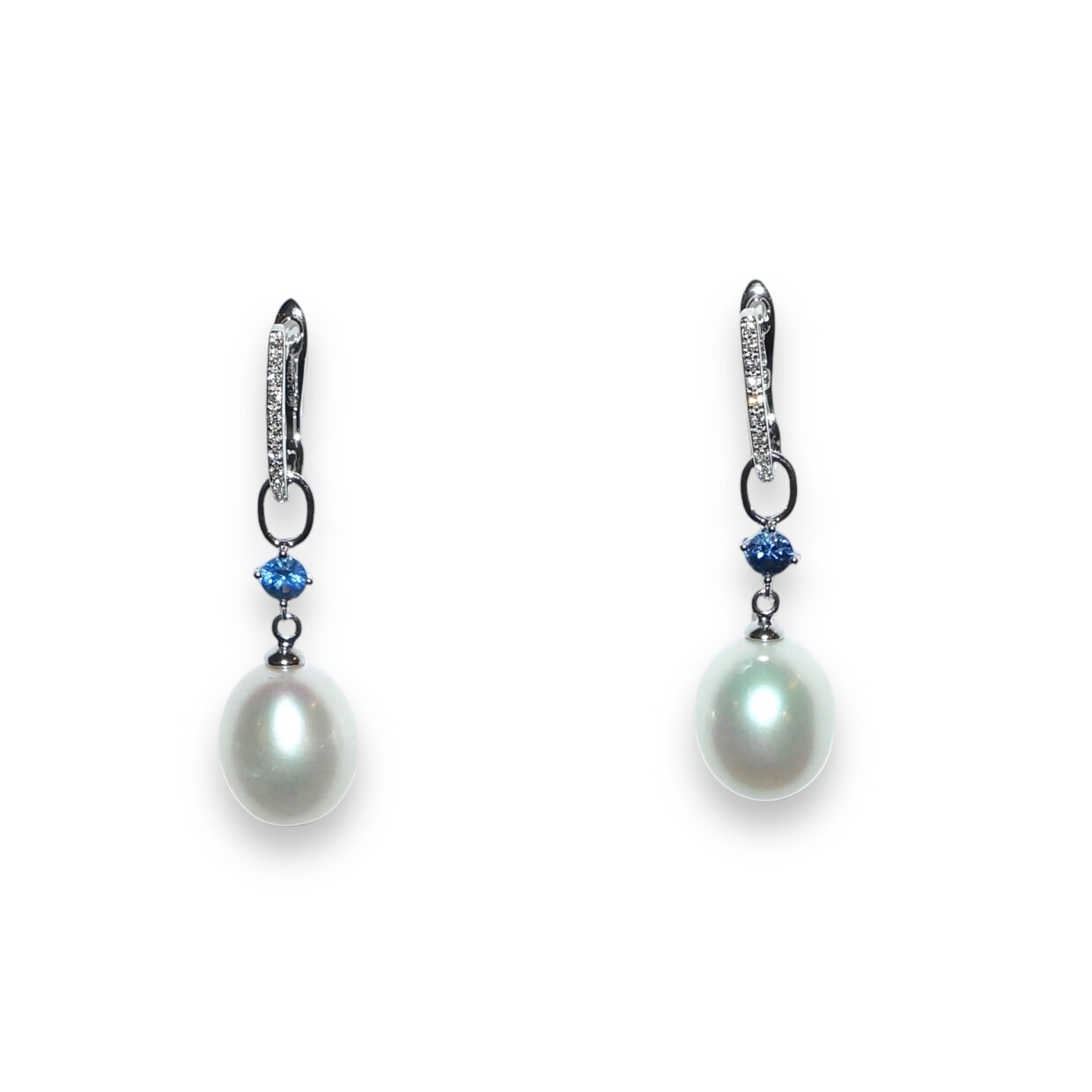 Boucles D’oreilles Or Blanc, Perles Blanches, Saphir Bleus et Diamants